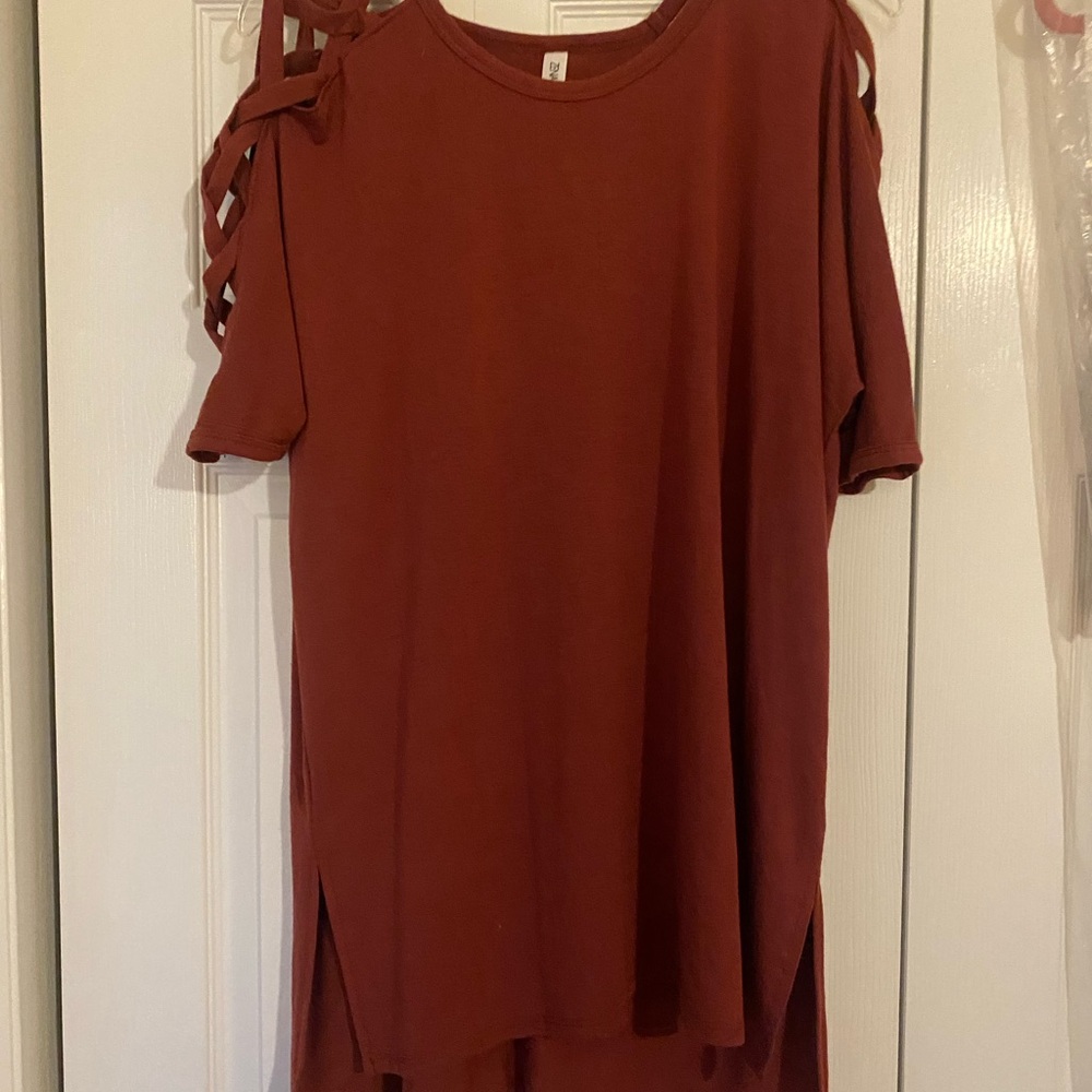 Zenana Outfitters Rust Short Sleeve Top with Cutouts - Medium